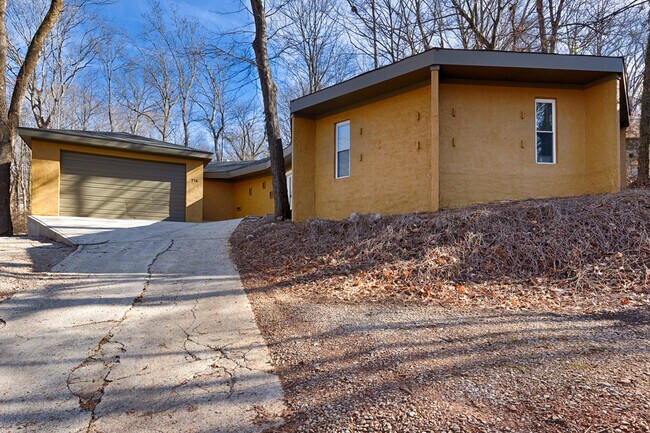 Building Photo - 716 Chambers Dr NE