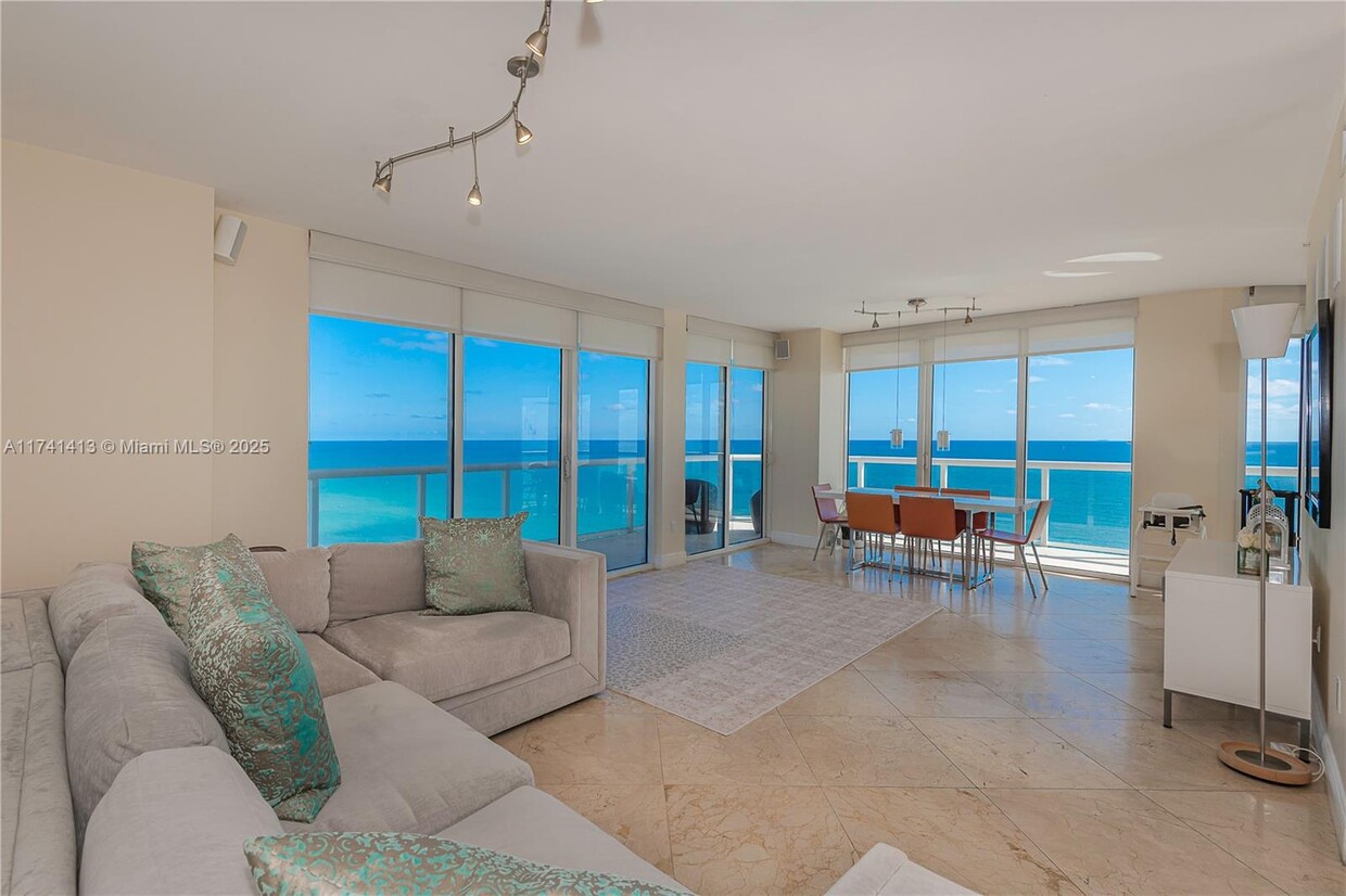 Foto principal - 6365 Collins Ave