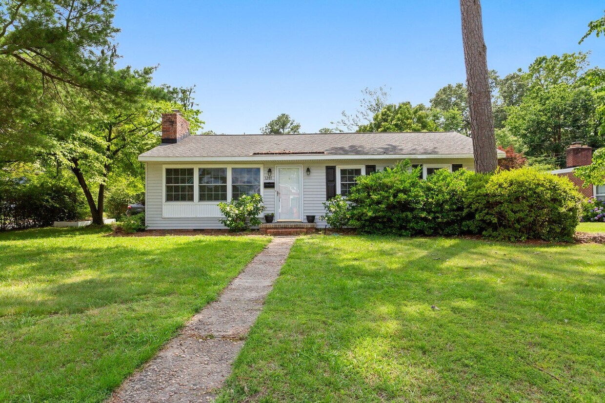 Foto principal - Charming Renovated 3-Bedroom Home in River...