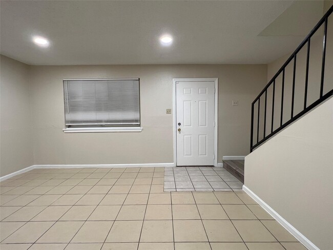 Building Photo - 2130 Greenbriar Colony Dr