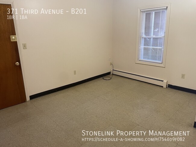 Building Photo - 371 Third Avenue