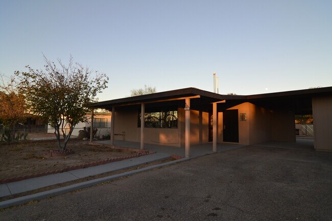 Building Photo - Charming 2 Bedroom 1 Bath Home! South Tucs...