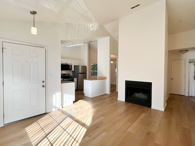 Foto del edificio - Renovated One Bedroom Condo with Single Ca...