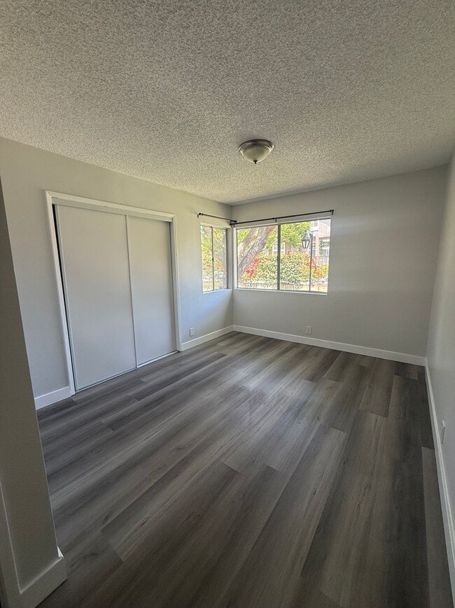 Building Photo - AWESOME 2 BEDROOM 1.5 BATH CONDO - AVALON ...