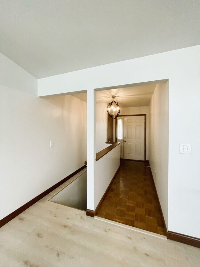 Building Photo - $2775 - Beautiful 3-Bedroom Home in Fronte...