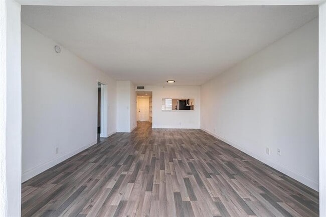 Building Photo - 2200 S Cypress Bend Dr