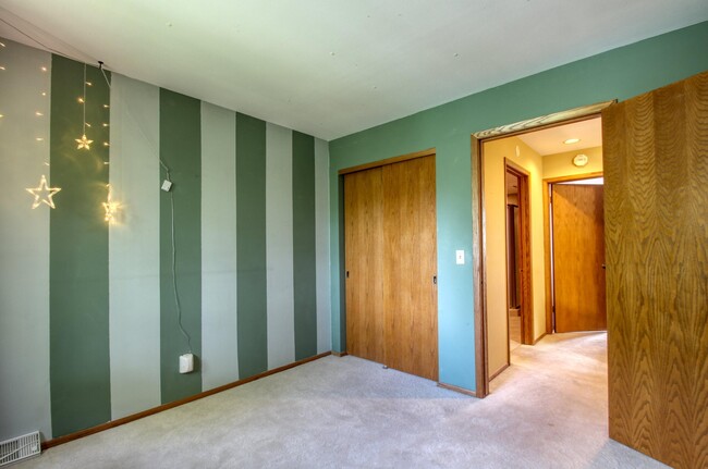 Building Photo - W132N8130 Danell Dr