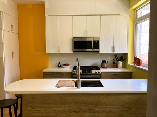 Kitchen - 1323 N Artesian Ave