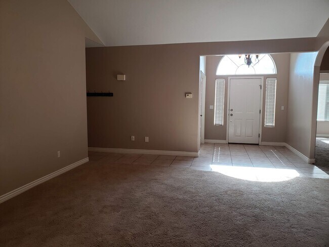 Building Photo - Fenced 4 bed 2 bath home with 3 car garage...
