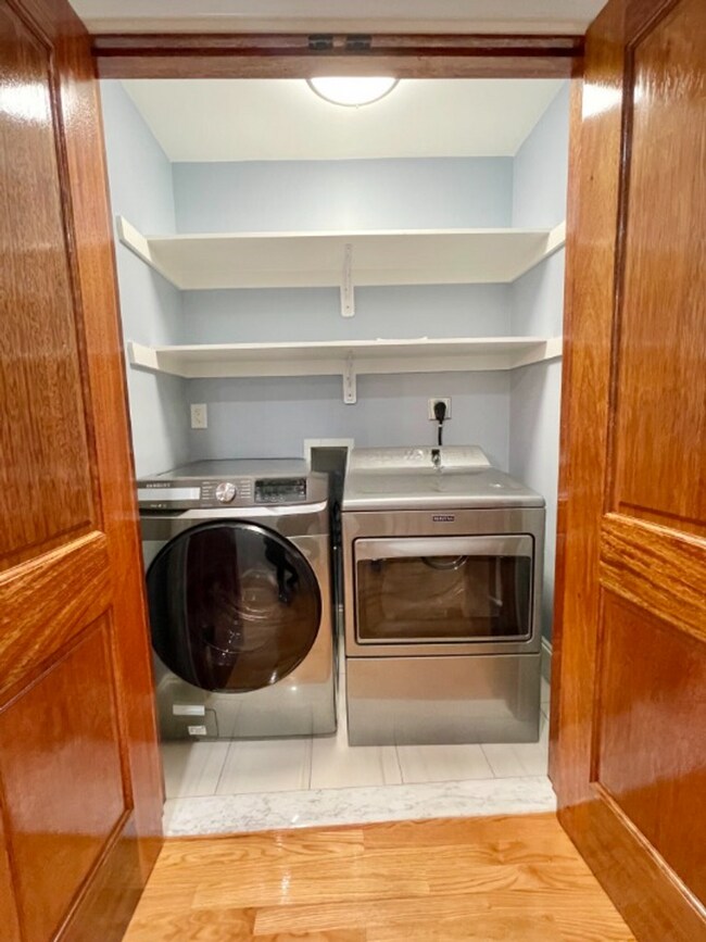 Foto del edificio - 4-bed + 2.5-bath New Construction Oak Squa...