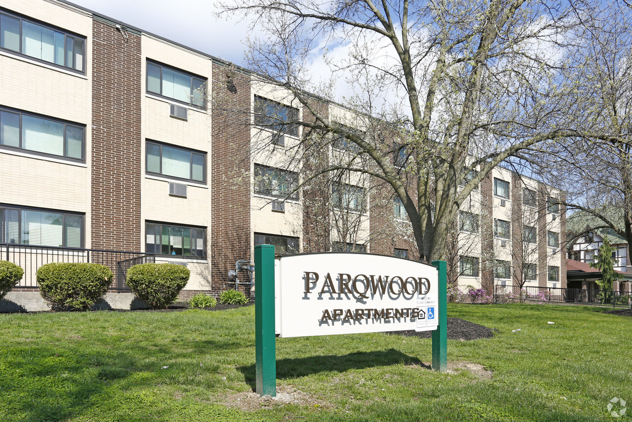 Primary Photo - Parqwood Apartments