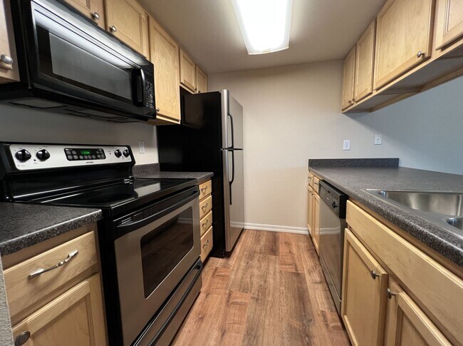 Foto del edificio - Roomy Top Floor Condo - Avail Now!