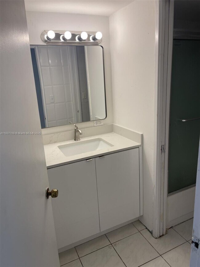 Foto del edificio - 17011 N Bay Rd