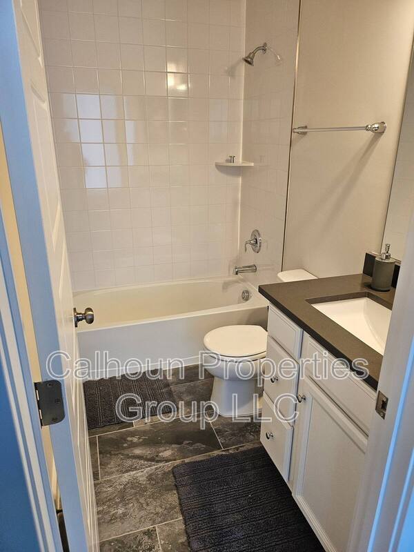 Building Photo - 605 Glenn Lk Dr