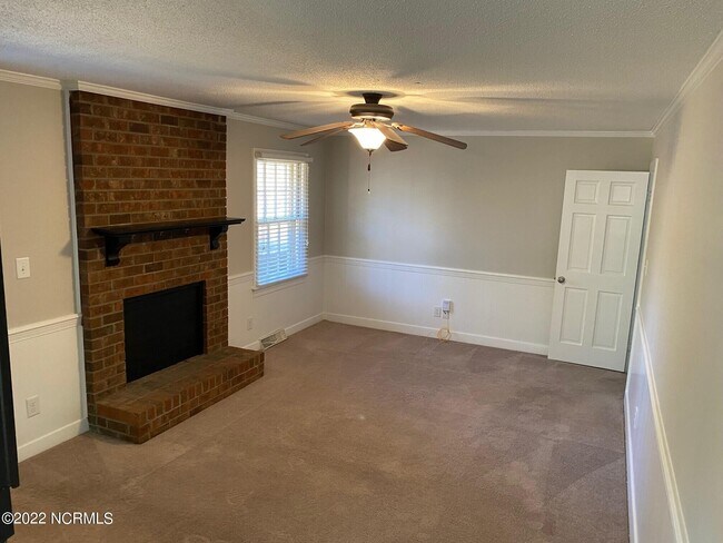 Building Photo - 108 Valley Ln