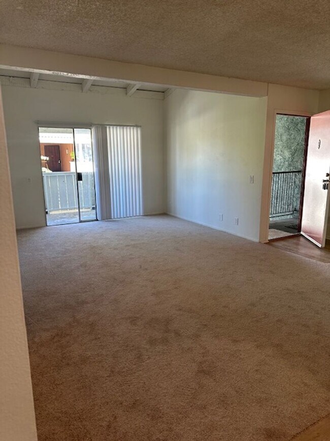 Building Photo - 3 BEDROOM PEPPERTREE CONDO IN VENTURA