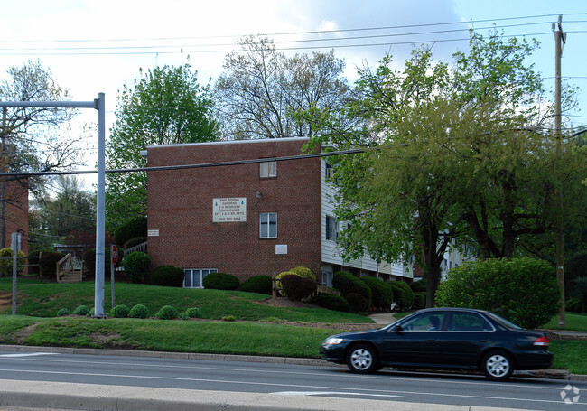 Building Photo - Pine Spring Gardens