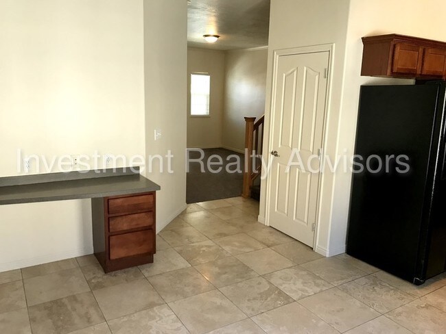 Building Photo - 3 bed 2.5 Townhome is Draper!