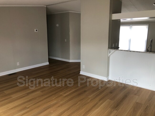 Foto del edificio - 978 Forest Rd