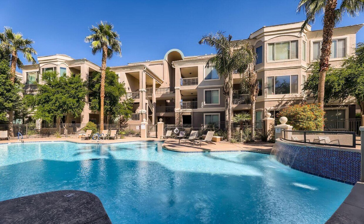Pool & spa - 435 W Rio Salado Pky