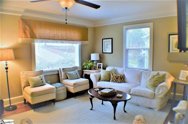 Foto del edificio - 117 Hillcrest Cir