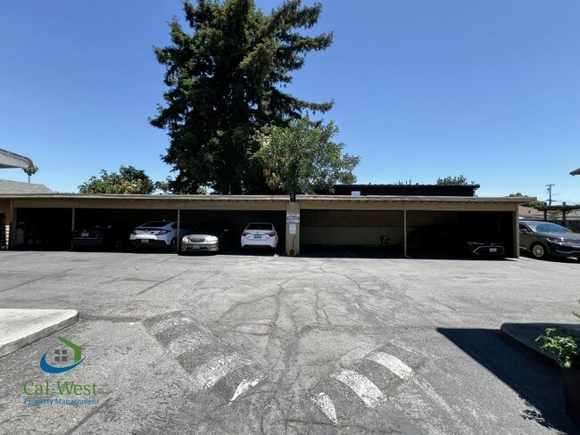 Building Photo - $1995 - Cozy 1/1 located near the Rose Garden