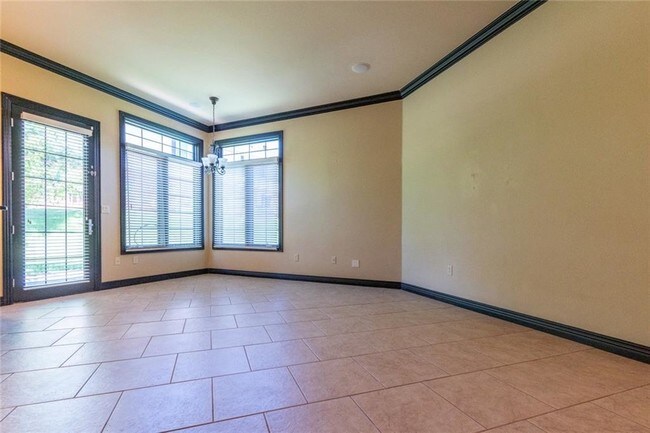 Building Photo - 2637 Everest Ave
