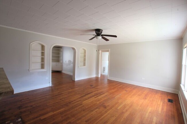 Building Photo - Downstairs 2 Bedroom 1 Bath Unit in Centra...