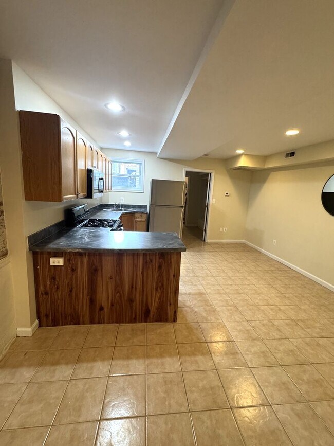 Foto del edificio - Centrally Located 1BR/1BA English Basement in Capitol Hill Basic Utilities Included