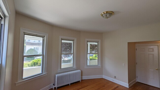 Bright living room with bay windows - 84 Division St S