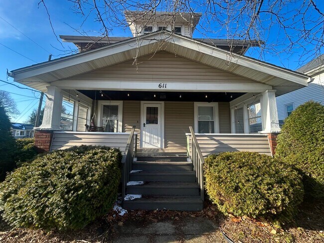 Foto del edificio - Stunning, Fully Updated 4 Bedroom, 2 Bath Home with Classic Charm!