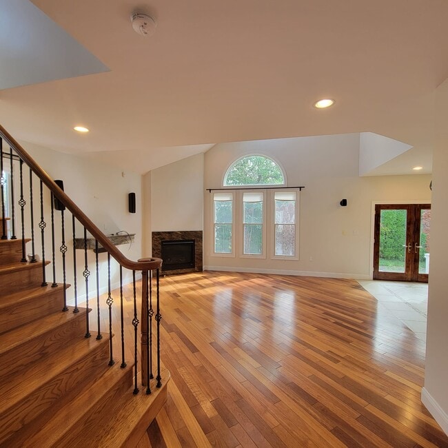 Building Photo - 646 Compass Ave