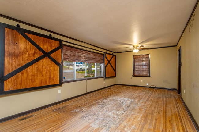 Building Photo - 3813 Hillside Dr