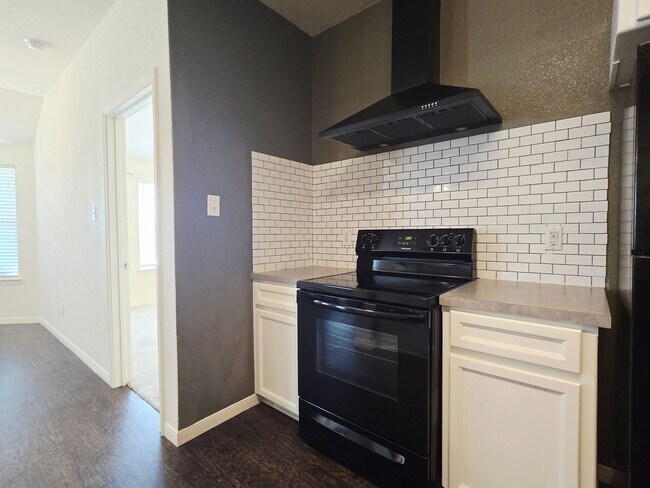 Building Photo - AVAILABLE NOW!