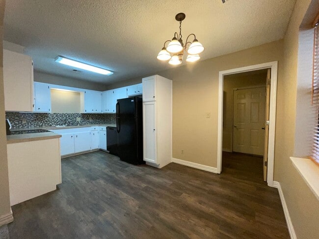 Building Photo - Charming 3-Bedroom with Fenced Yard & Cove...