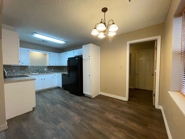 Foto del edificio - Charming 3-Bedroom with Fenced Yard & Cove...