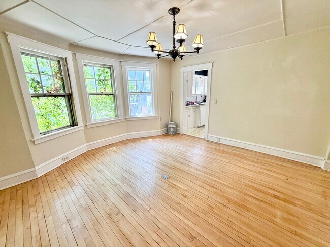 Foto del edificio - 3 Bedroom Apartment in Burlington VT Available NOW! OFF STREET PARKING, LAUNDRY, HEAT INCLUDED!