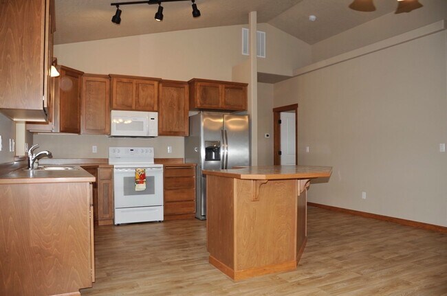 Building Photo - 4 bed 2 bath Northern Plains Community