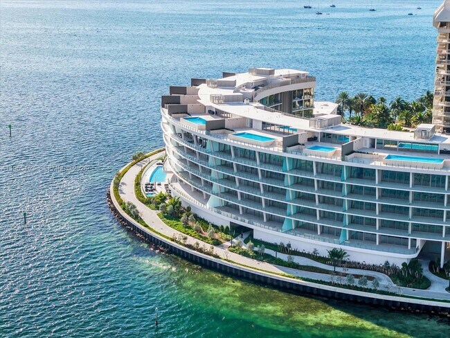 Foto del edificio - 5 Grove Isle Dr