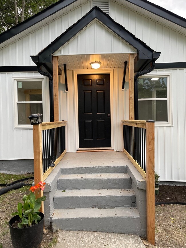 Photo - 609 Ledford St House