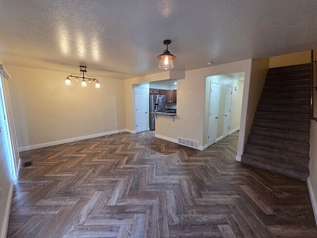 Foto del edificio - All new paint - super clean and move in ready.