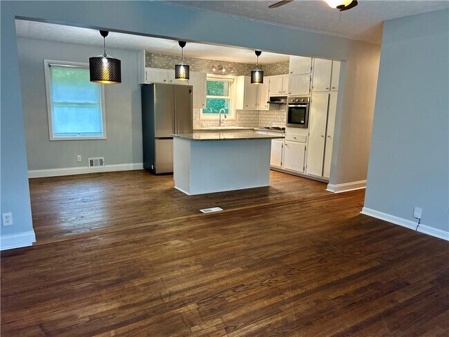 Foto del edificio - 667 Tara Cir SE