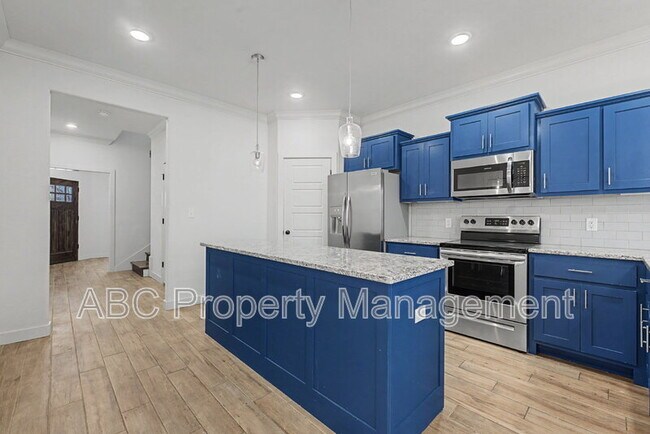 Building Photo - 3213 SW Hillstone Ave