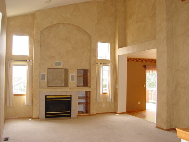 Building Photo - Large Home in Quiet Stetson Hills Neighbor...