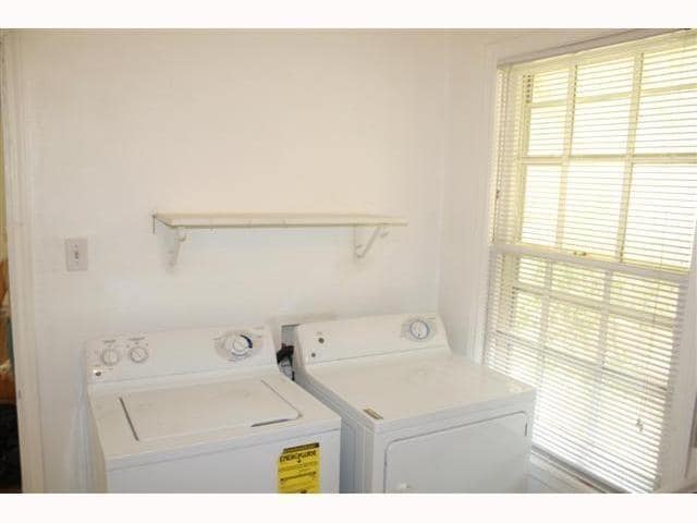 Building Photo - 604 W N Loop Blvd