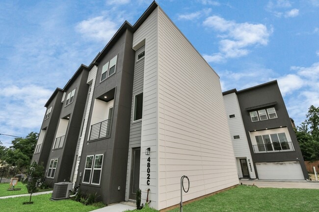 Building Photo - 4802 Elysian St