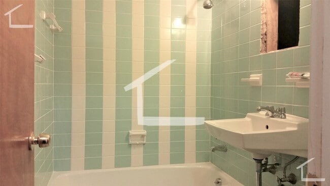 Foto del edificio - Spacious 6-Bedroom Single-Family in Bright...