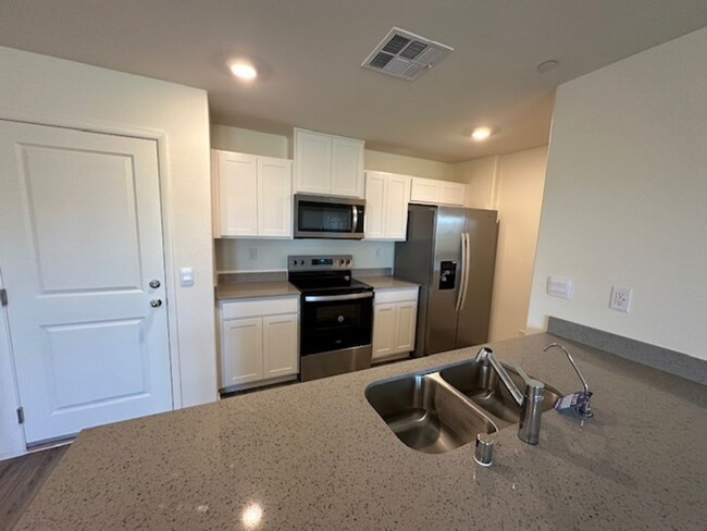 Foto del edificio - BRAND NEW DR HORTON GATED TOWNHOME COMMUNI...