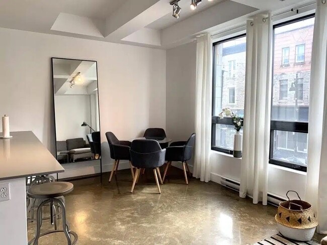 Building Photo - 3827 Boul Saint Laurent