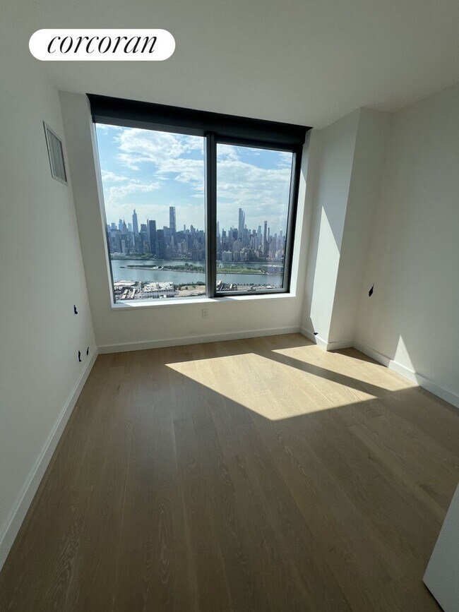 Building Photo - 3 Ct Square W